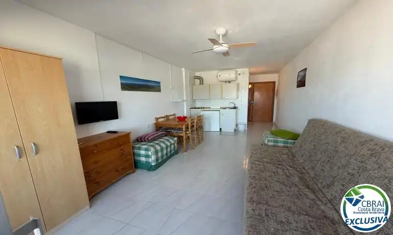 Sala d'estar de Estudi en venda en Empuriabrava amb Moblat