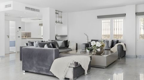 Villa de Lujo Renovada con 5 Dormitorios y Piscina en Elviria, imatge 2