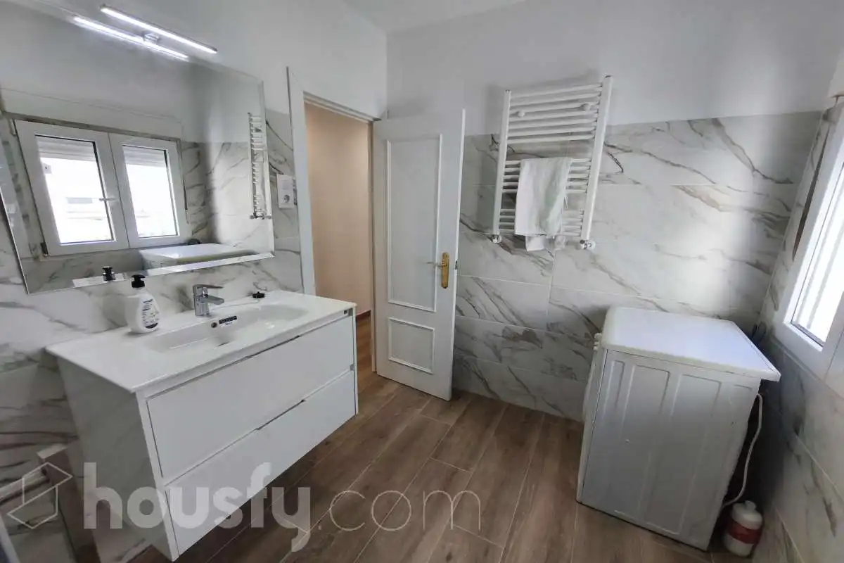Badezimmer von Wohnung zur Miete in Madrid mit Klimaanlage, Heizung und Terrasse