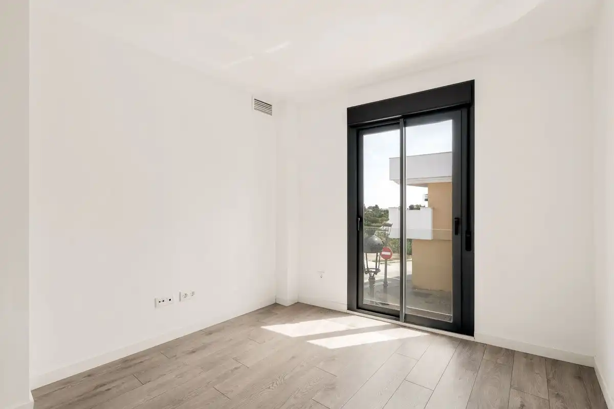 Habitación de Casa adosada en venta en Estepona con Aire acondicionado, Terraza y Trastero