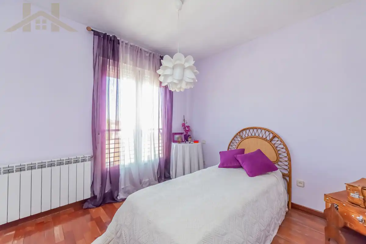 Habitación de Casa adosada en venta en Leganés con Aire acondicionado, Calefacción y Jardín privado