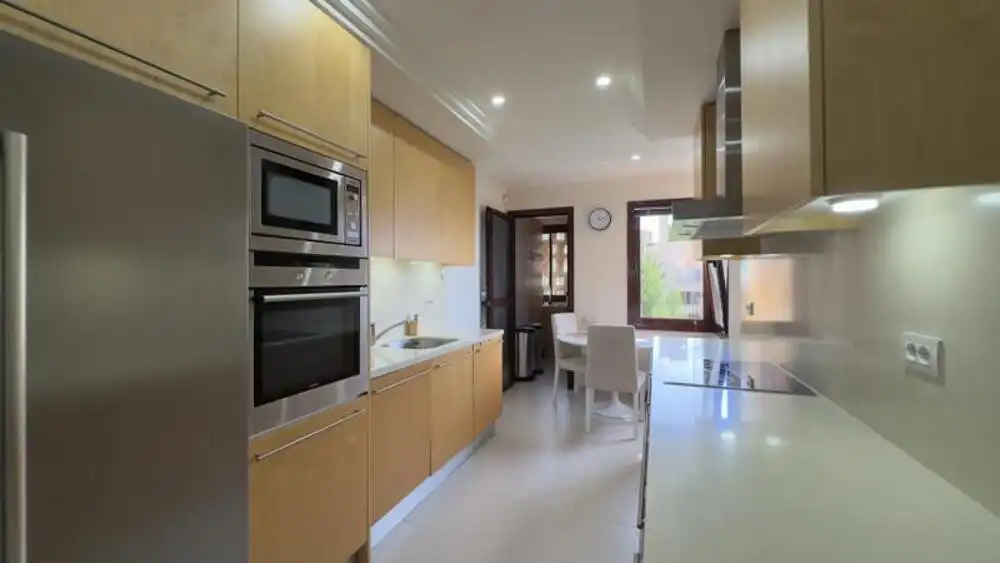 Cuina de Apartament de lloguer en Estepona amb Aire condicionat, Terrassa i Piscina