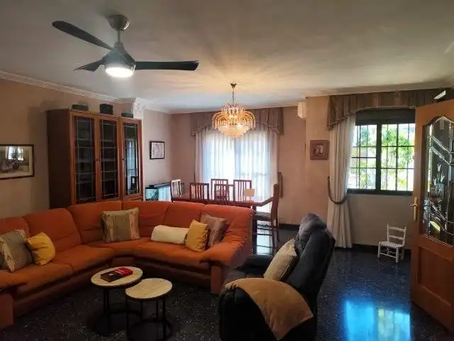 Sala d'estar de Casa adosada en venda en Alaquàs amb Aire condicionat, Terrassa i Traster
