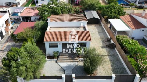 Encantadora villa independiente reformada con amplio terreno en una zona tranquila