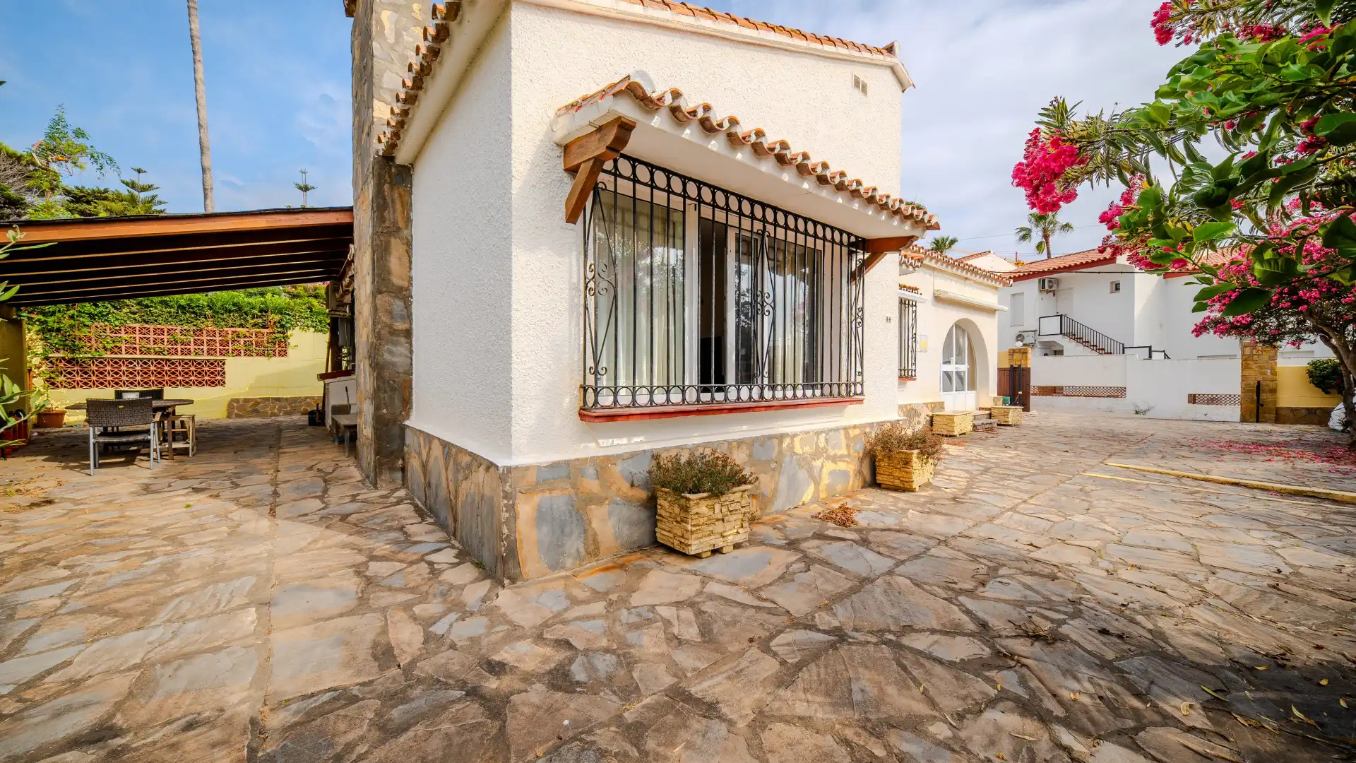 Vista exterior de Casa o xalet en venda en Manilva amb Aire condicionat i Terrassa