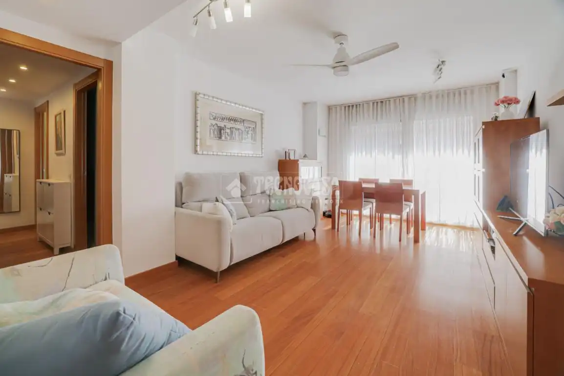 Sala de estar de Piso en venta en L'Hospitalet de Llobregat con Aire acondicionado, Calefacción y Balcón