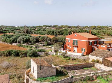 Casa rústica amb balcó en venda a Cala Blanca