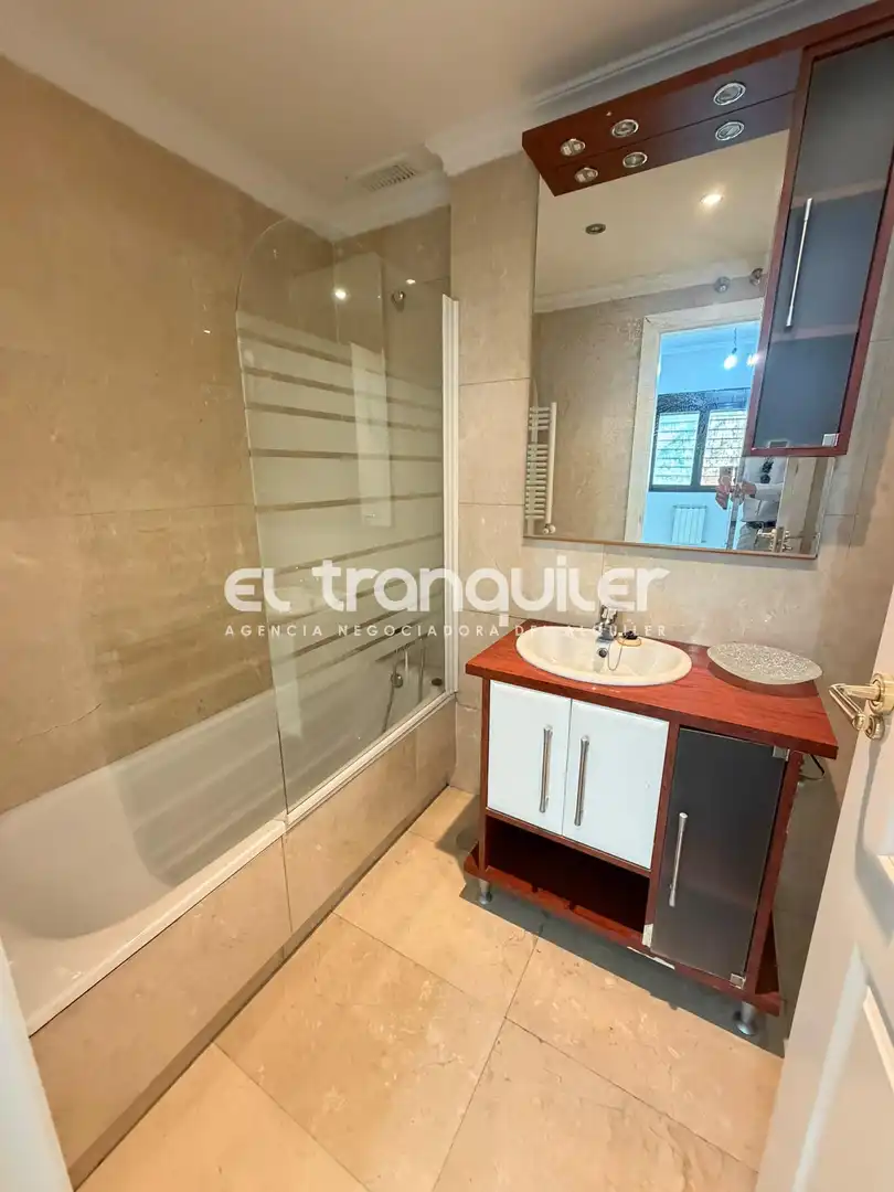 Badezimmer von Wohnung zur Miete in Alcobendas mit Parkett, Abstellraum und Schwimmbad