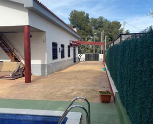 Vista exterior de Casa o xalet en venda en Cubelles amb Aire condicionat, Jardí privat i Terrassa