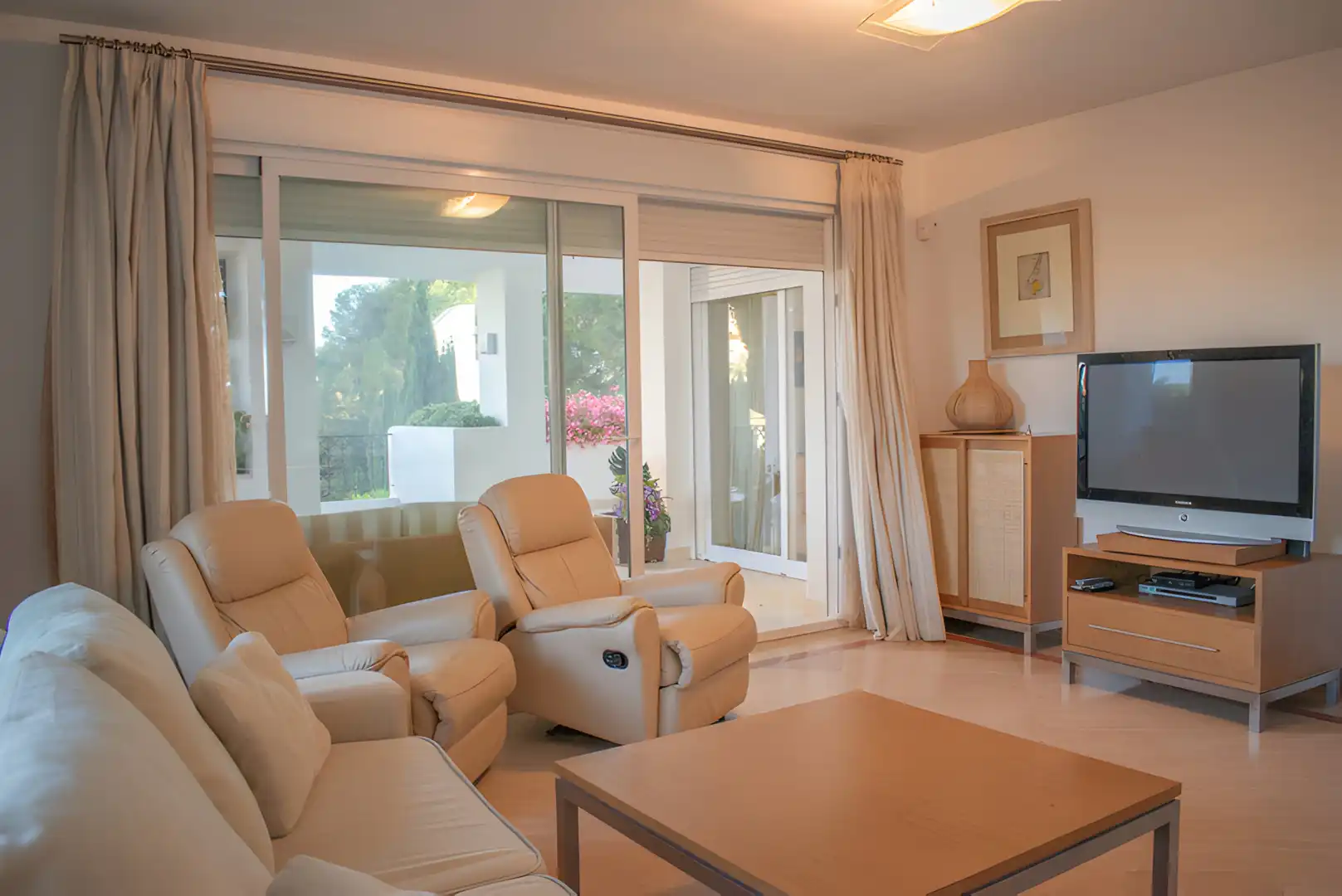 Sala d'estar de Planta baixa en venda en Marbella amb Aire condicionat, Calefacció i Terrassa