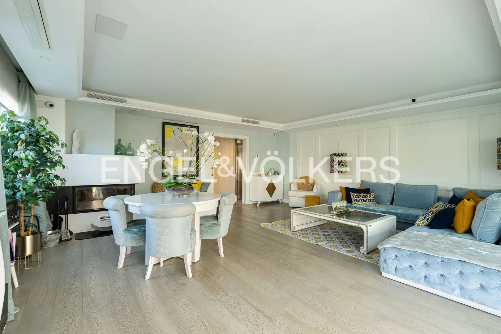 Sala de estar de Casa adosada en venta en Pozuelo de Alarcón con Aire acondicionado, Calefacción y Jardín privado