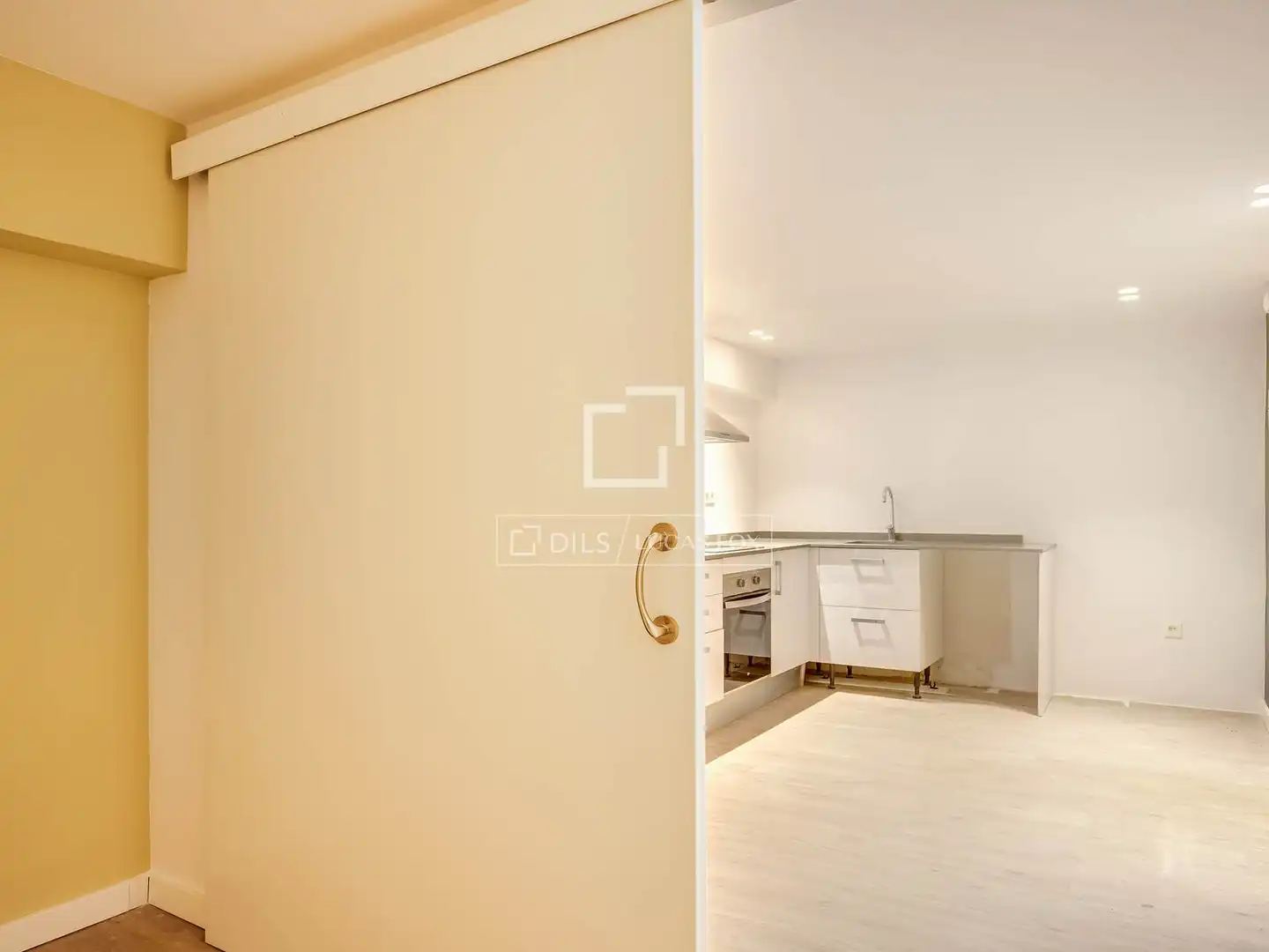 Cuina de Pis en venda en Barcelona amb Aire condicionat i Terrassa