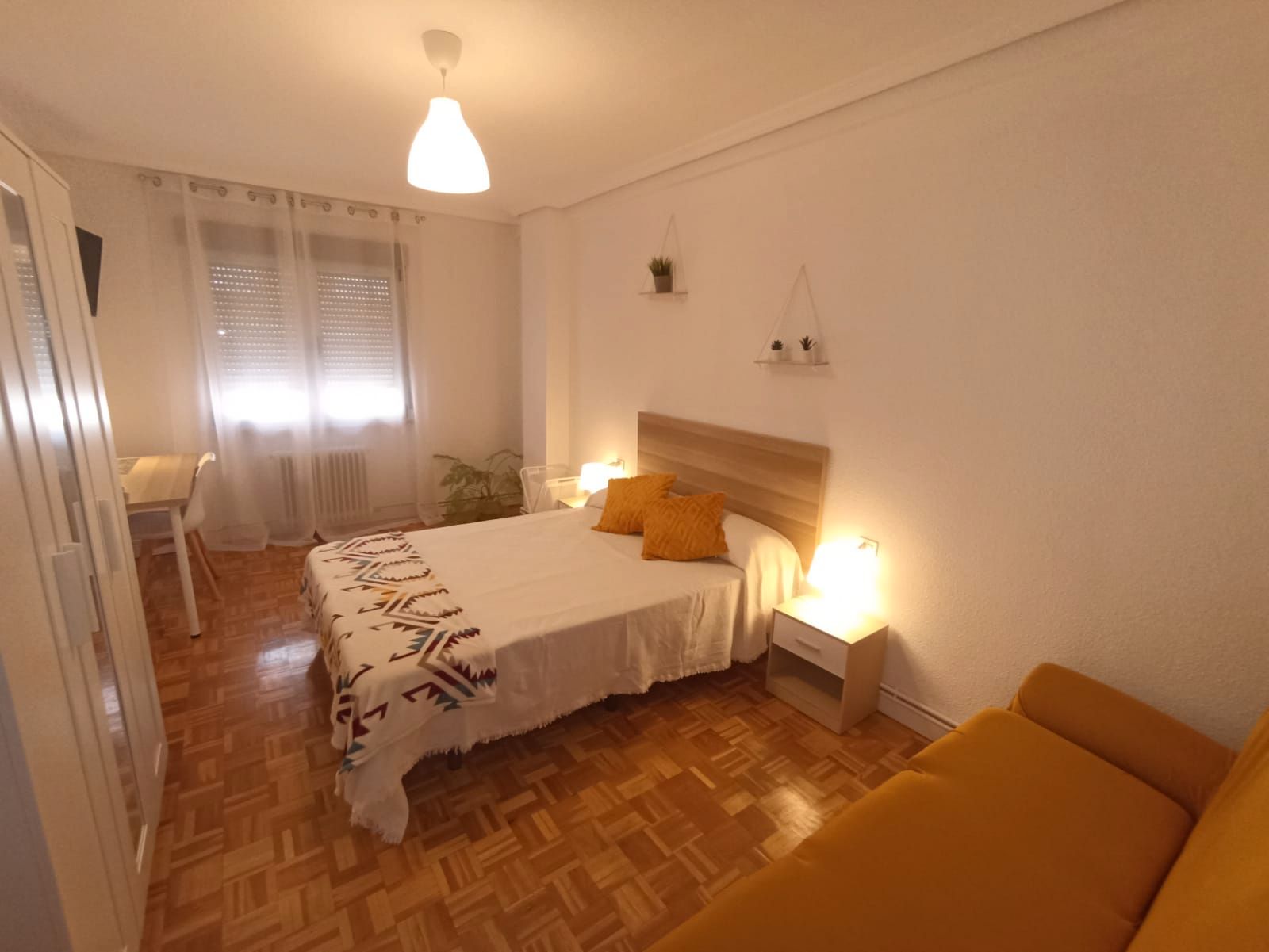 Bedroom of Flat to share in Ávila Capital  with Heating, Parquet flooring and Furnished