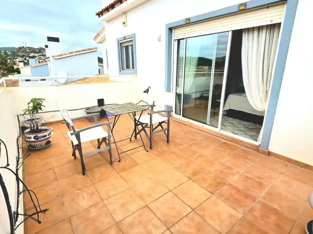 Terrasse von Wohnung zur Miete in Gata de Gorgos mit Klimaanlage, Privatgarten und Schwimmbad