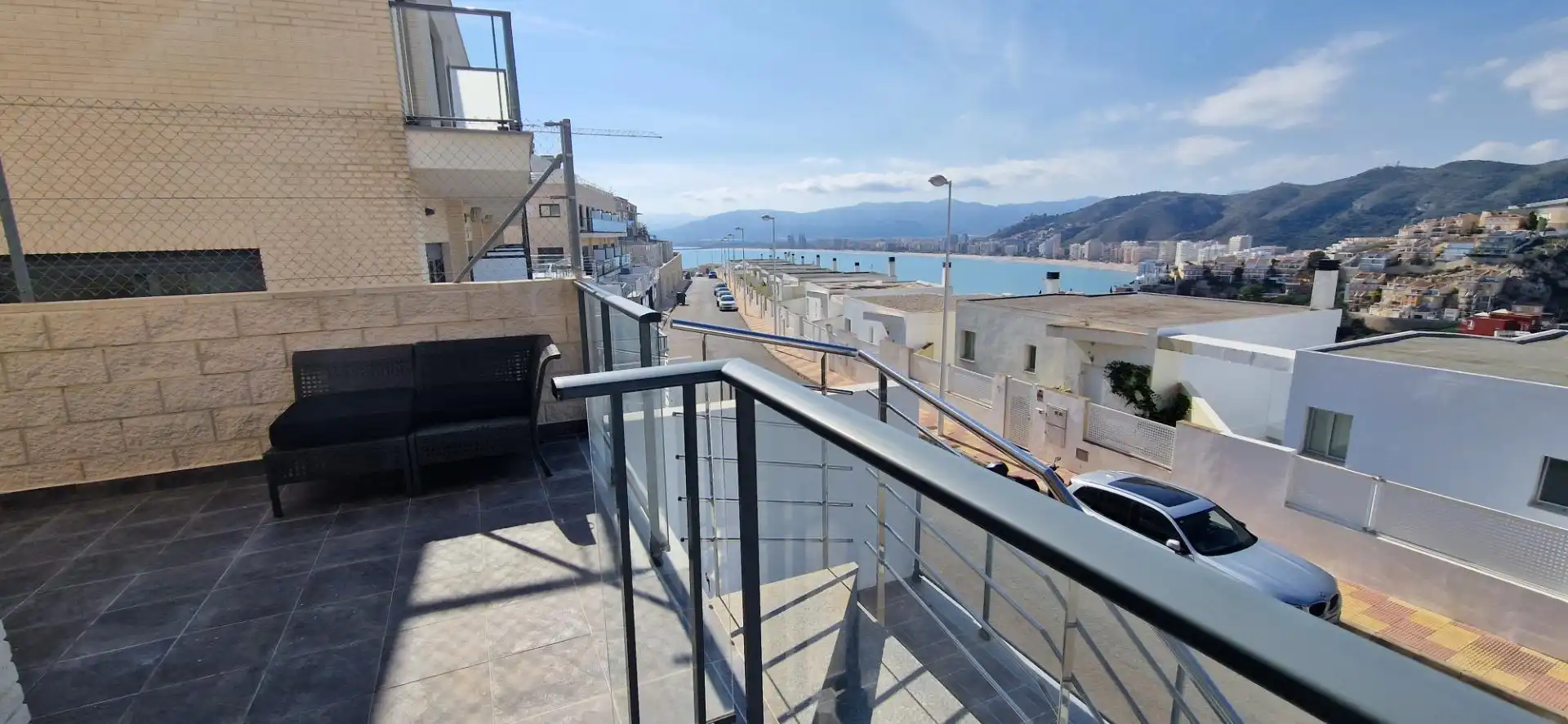 Außenansicht von Einfamilien-Reihenhaus zum Verkauf in Cullera mit Klimaanlage, Privatgarten und Terrasse