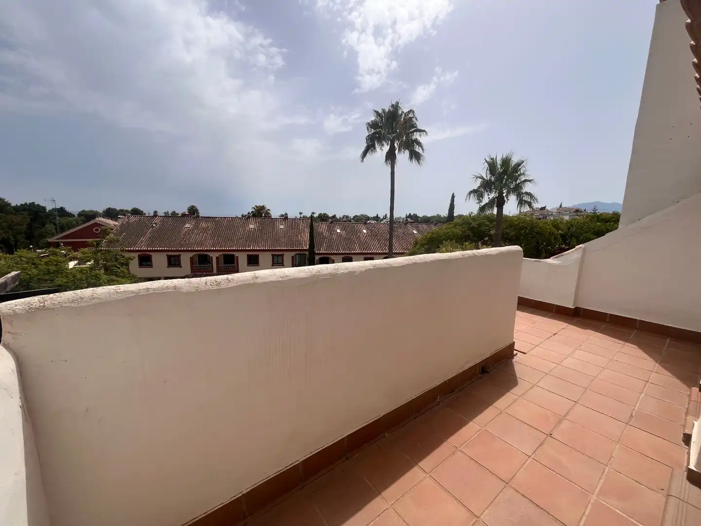 Vista exterior de Casa adosada en venda en Marbella amb Jardí privat, Terrassa i Moblat