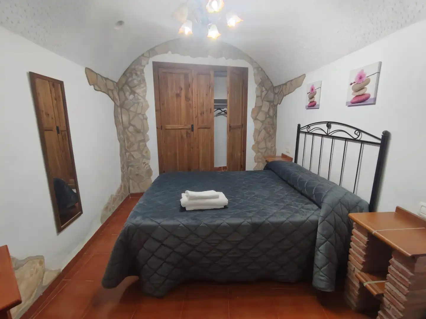 Dormitori de Finca rústica en venda en Guadix amb Moblat, Forn i Piscina comunitària