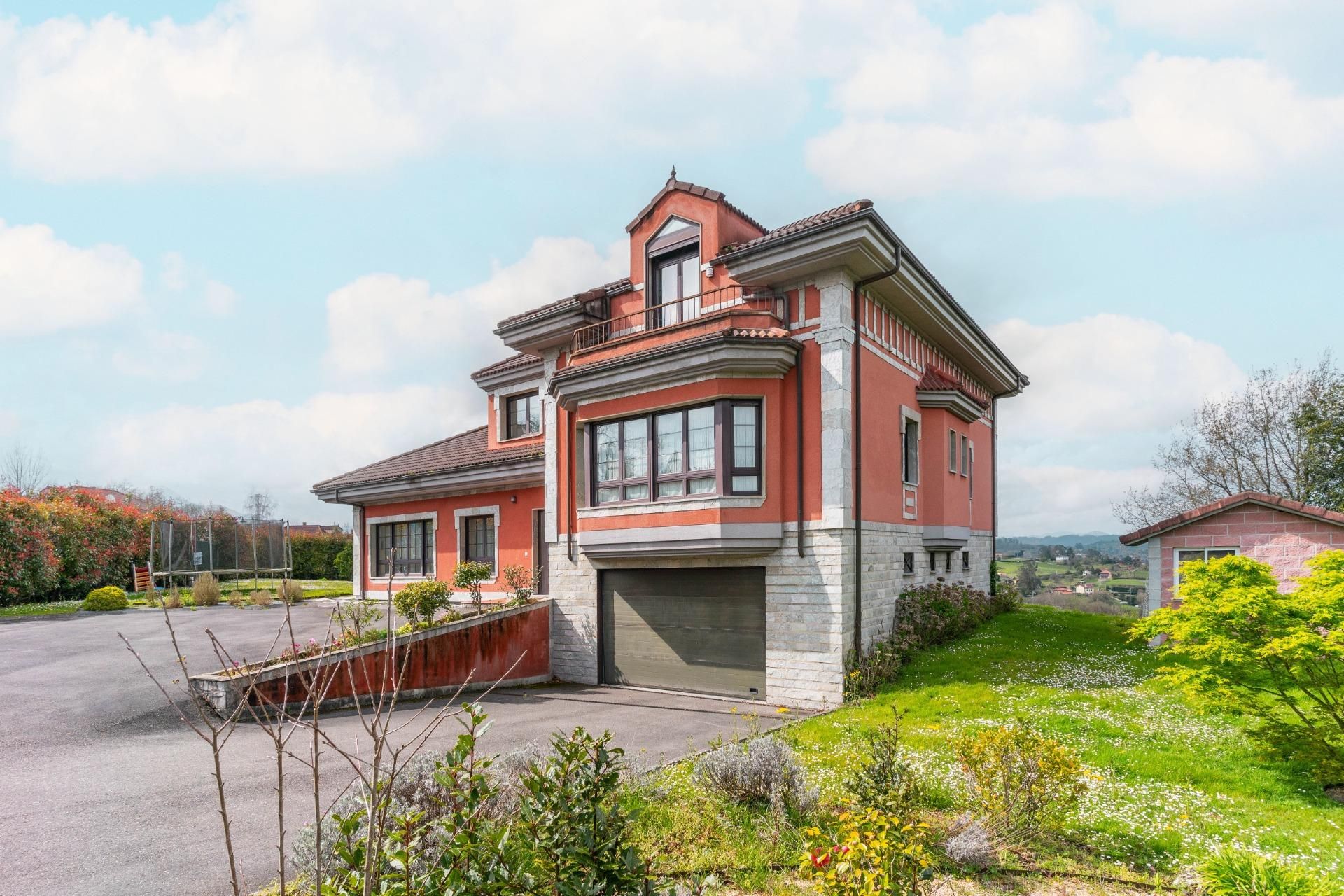 Exterior view of House or chalet for sale in Oviedo   with Heating, Private garden and Storage room