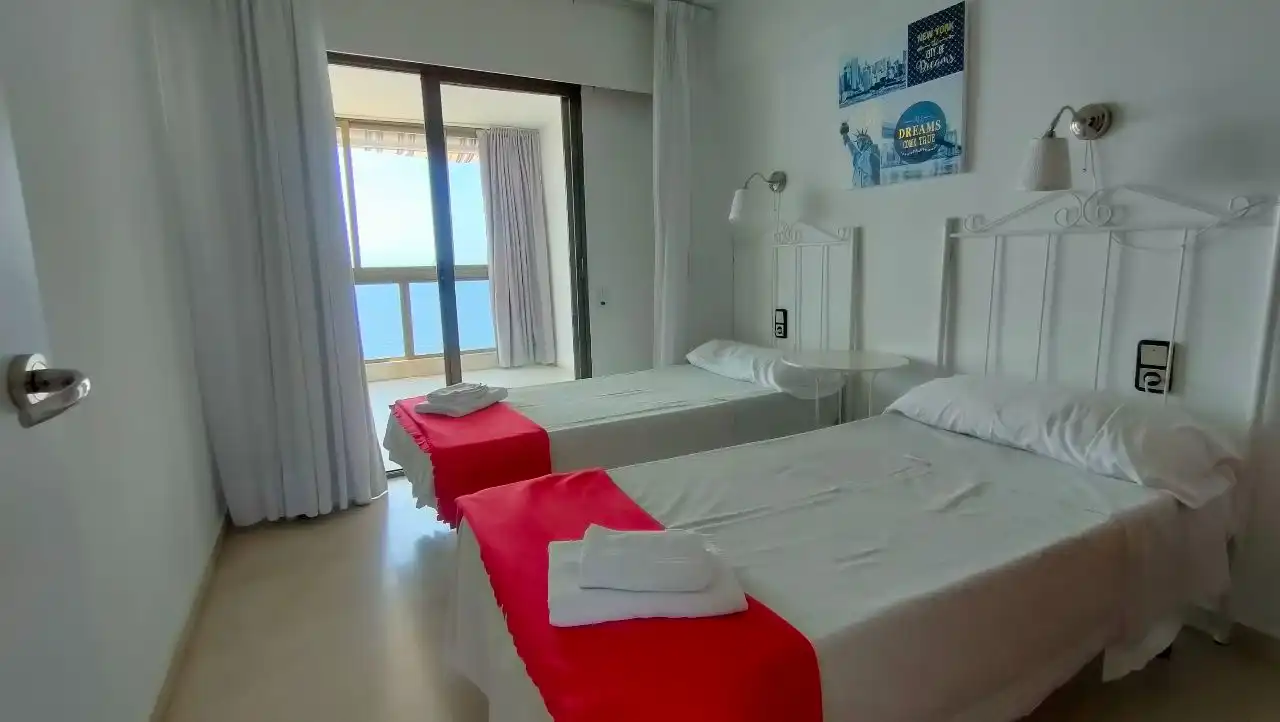 Habitación de Apartamento en venta en Benidorm con Aire acondicionado, Amueblado y Piscina comunitaria