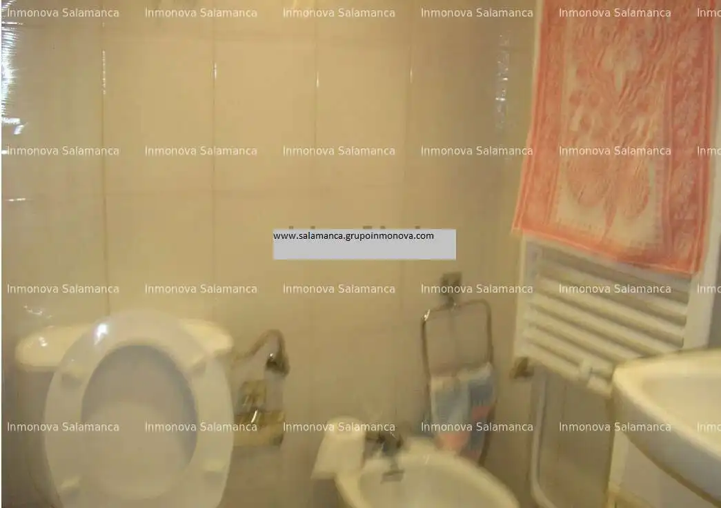 Bathroom of Flat for rent in Almendra  with Heating and Furnished