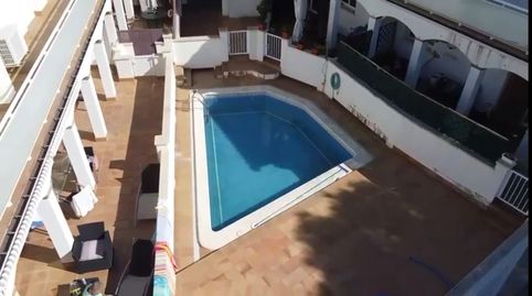 Vivienda con 4 habitaciones dobles, piscina comunitaria, garaje (2 plazas), Acabados de 1ª calidad. Muebles a convenir. Lista para