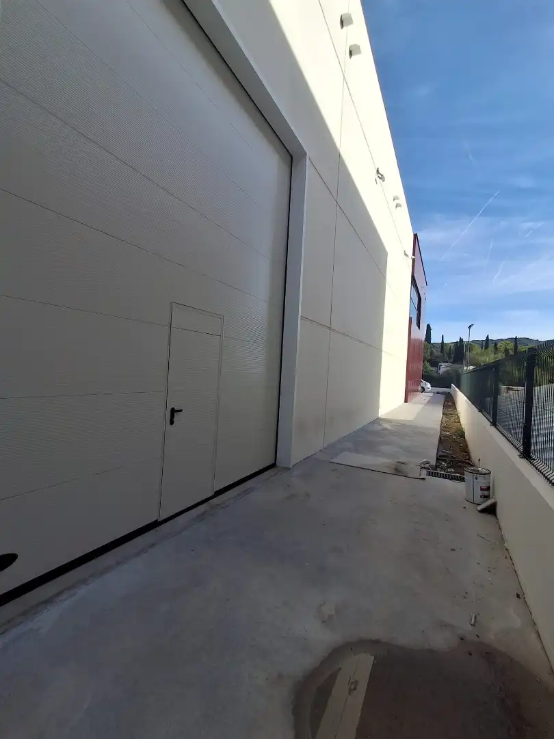 Vista exterior de Nave industrial de alquiler en Sitges con Alarma