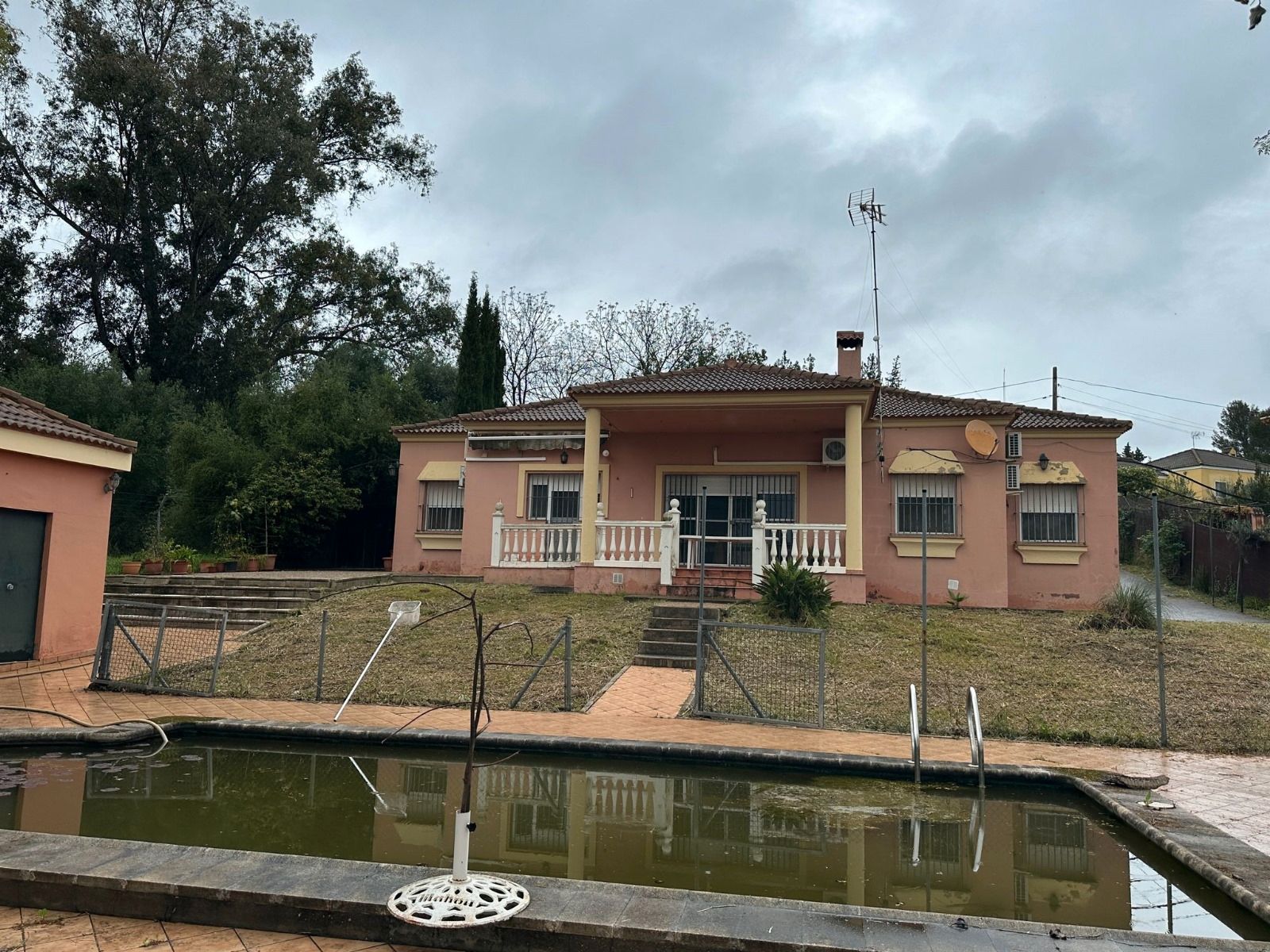 Exterior view of House or chalet for sale in La Puebla del Río  with Air Conditioner, Swimming Pool and Community pool