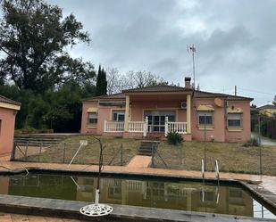 Vista exterior de Casa o xalet en venda en La Puebla del Río amb Aire condicionat, Piscina i Piscina comunitària