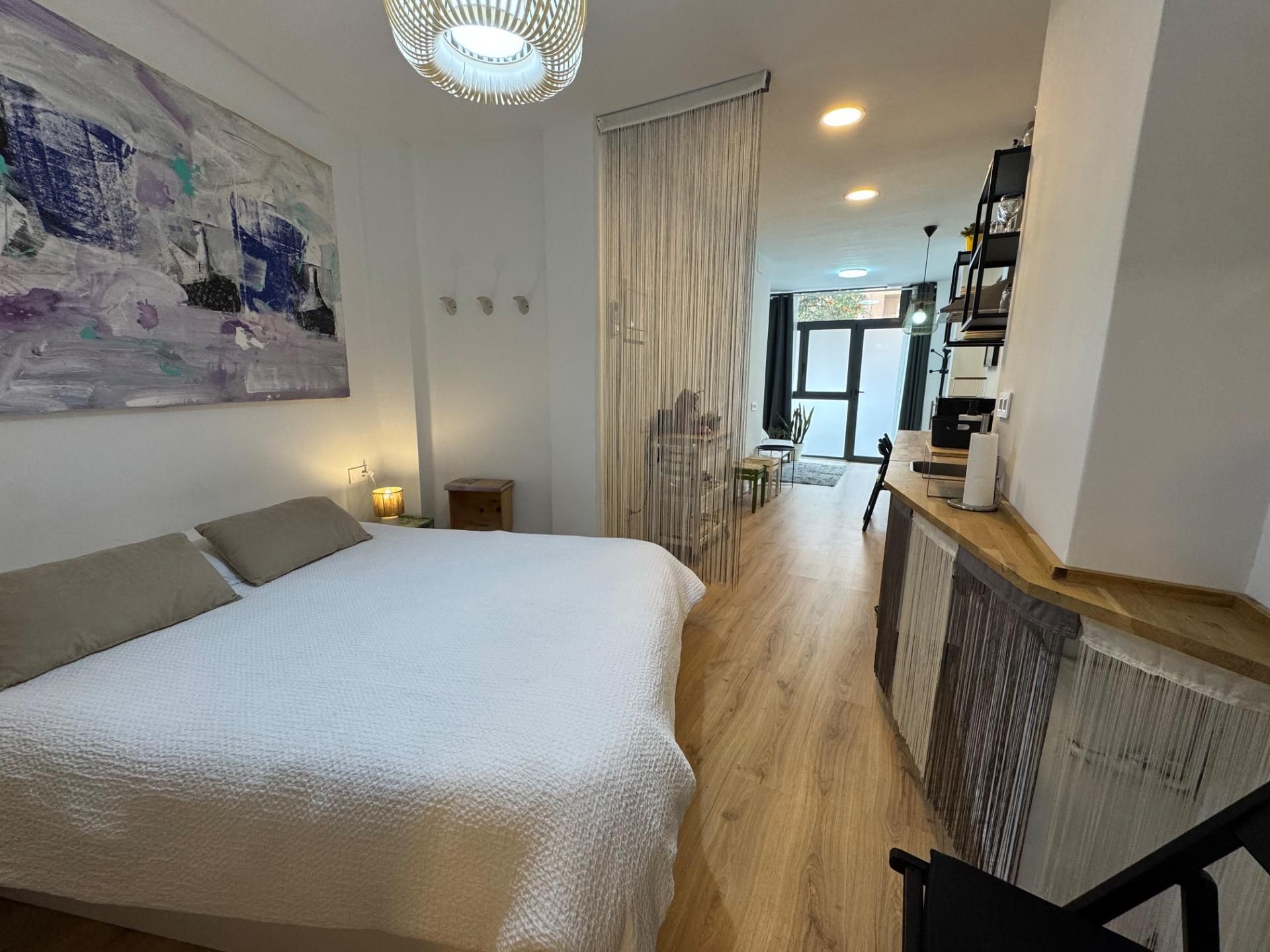 Dormitori de Estudi de lloguer en  Valencia Capital amb Aire condicionat i Moblat