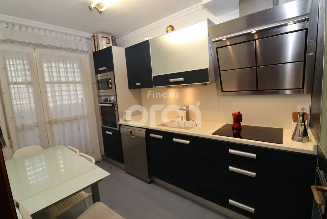 Cocina de Piso en venta en Santurtzi  con Calefacción y Trastero