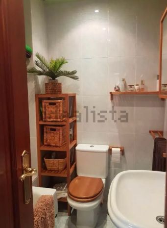 Bany de Àtic en venda en Bergondo amb Calefacció, Parquet i Terrassa