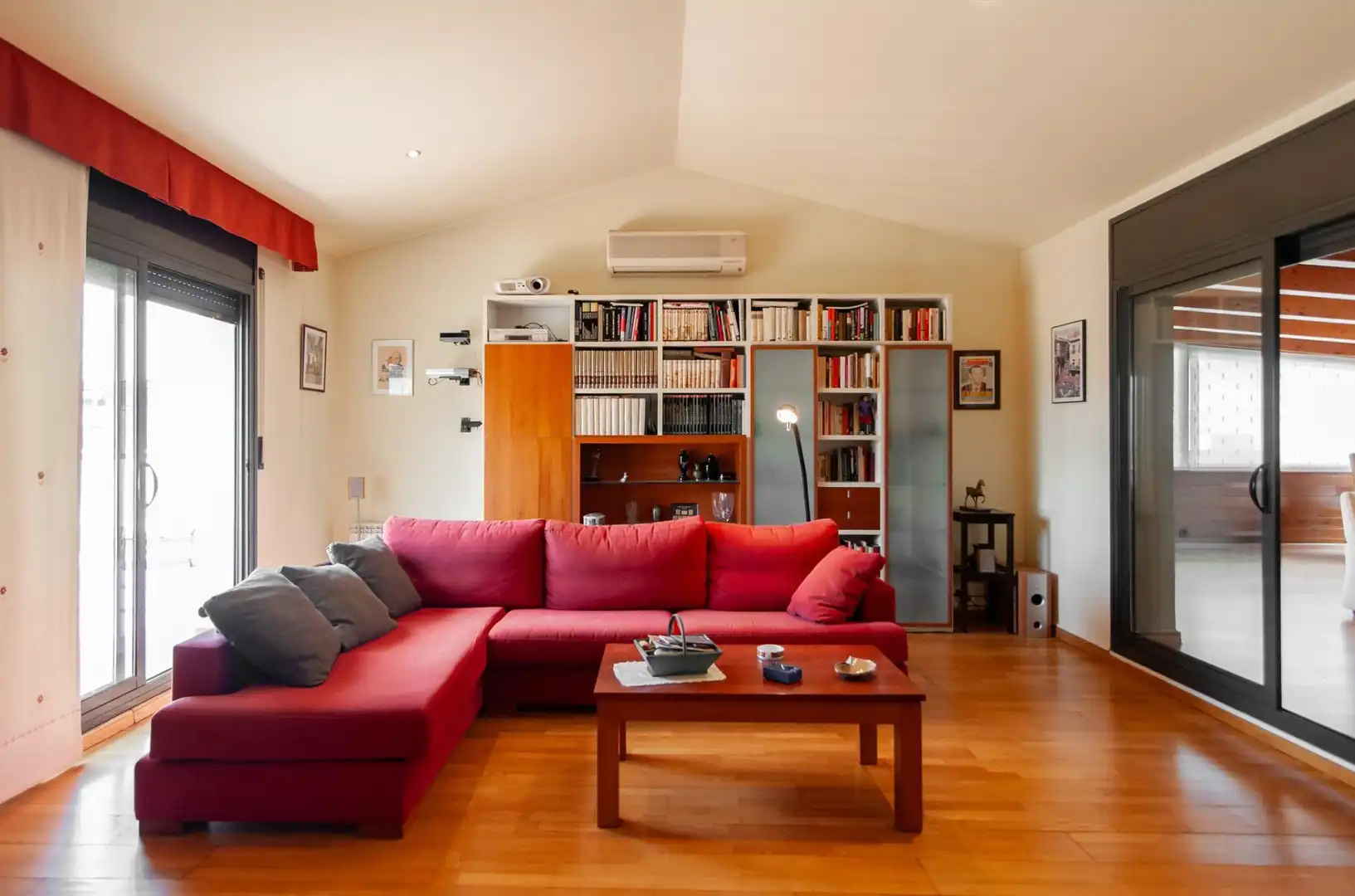 Sala d'estar de Dúplex en venda en Vilafranca del Penedès amb Aire condicionat, Calefacció i Jardí privat