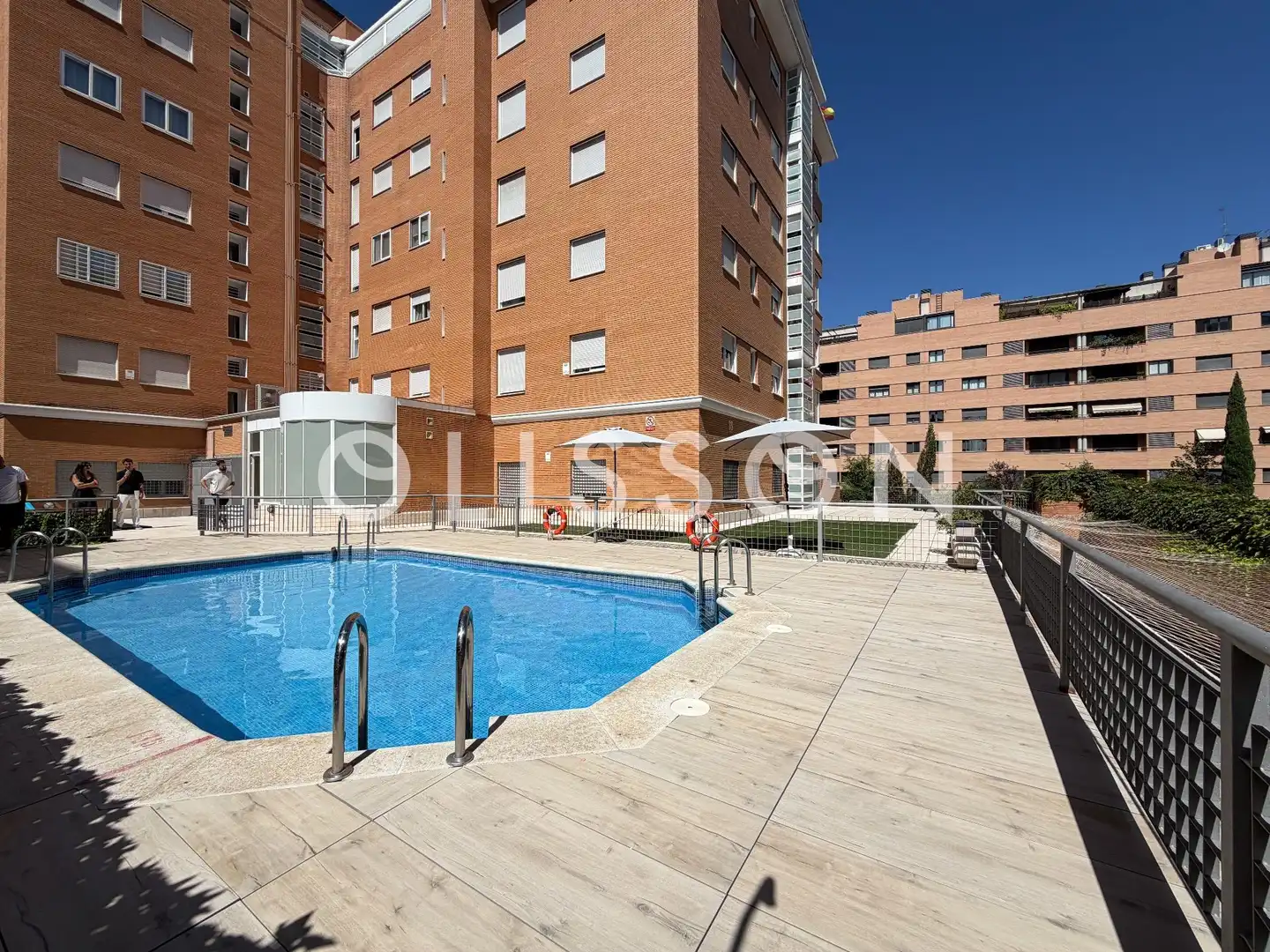 Piscina de Pis en venda en Madrid amb Aire condicionat