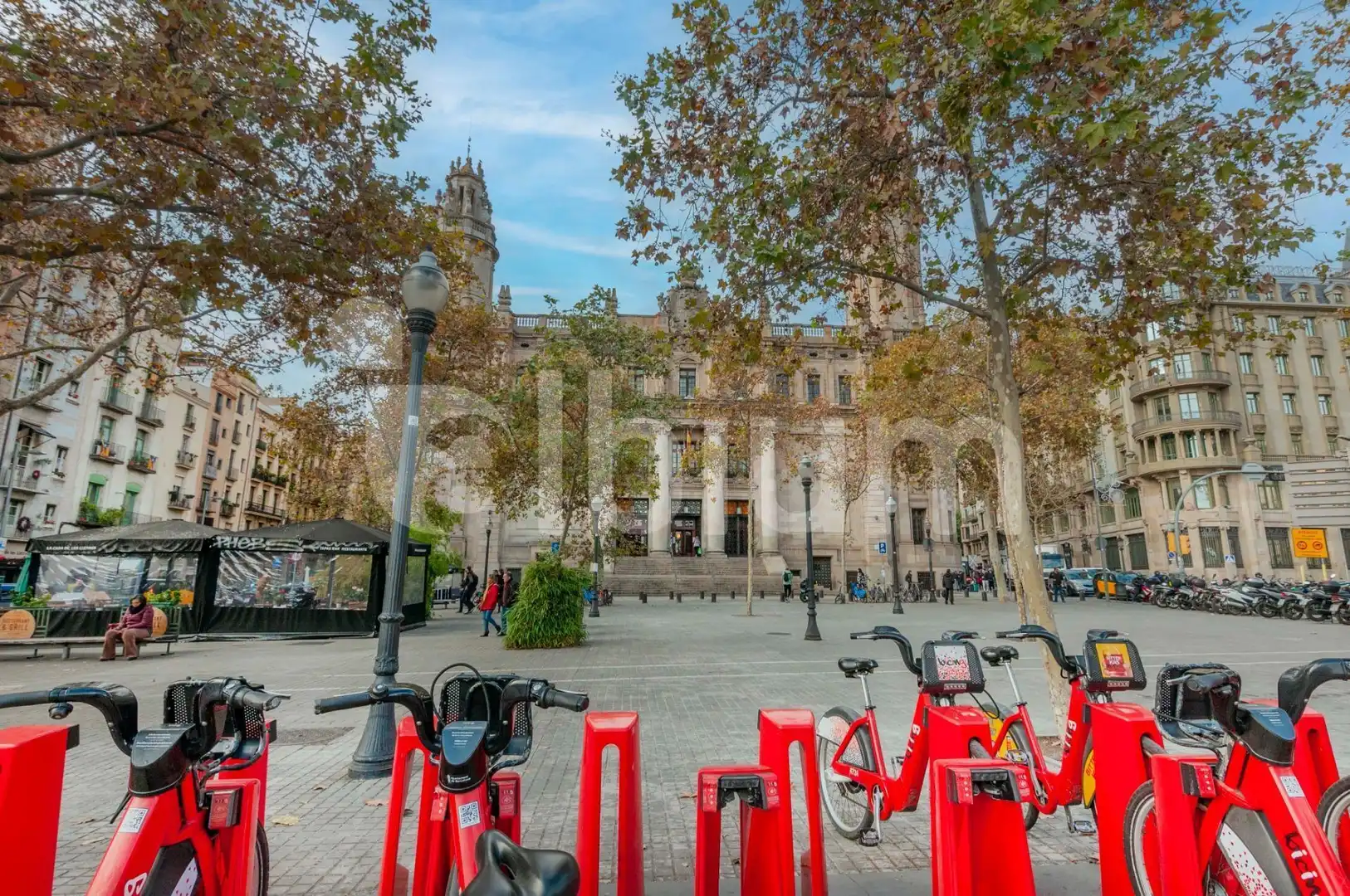 Vista exterior de Edifici en venda en Barcelona