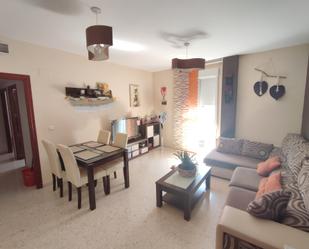 Sala d'estar de Pis en venda en Palma del Río amb Aire condicionat i Moblat