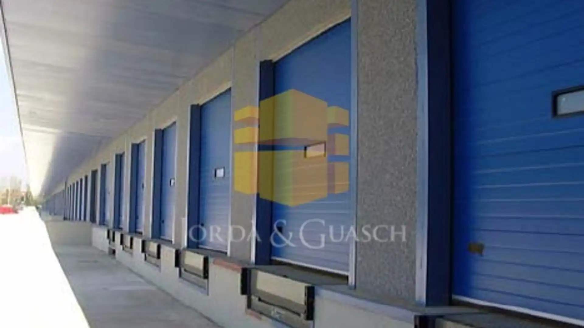 Vista exterior de Nave industrial de alquiler en  Barcelona Capital con Alarma