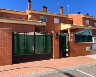 Vista exterior de Casa o xalet en venda en Barcience amb Calefacció, Jardí privat i Terrassa