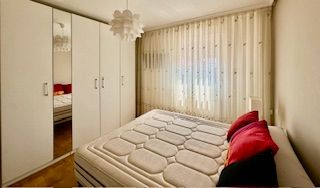 Dormitori de Apartament de lloguer en León Capital  amb Calefacció, Parquet i Moblat