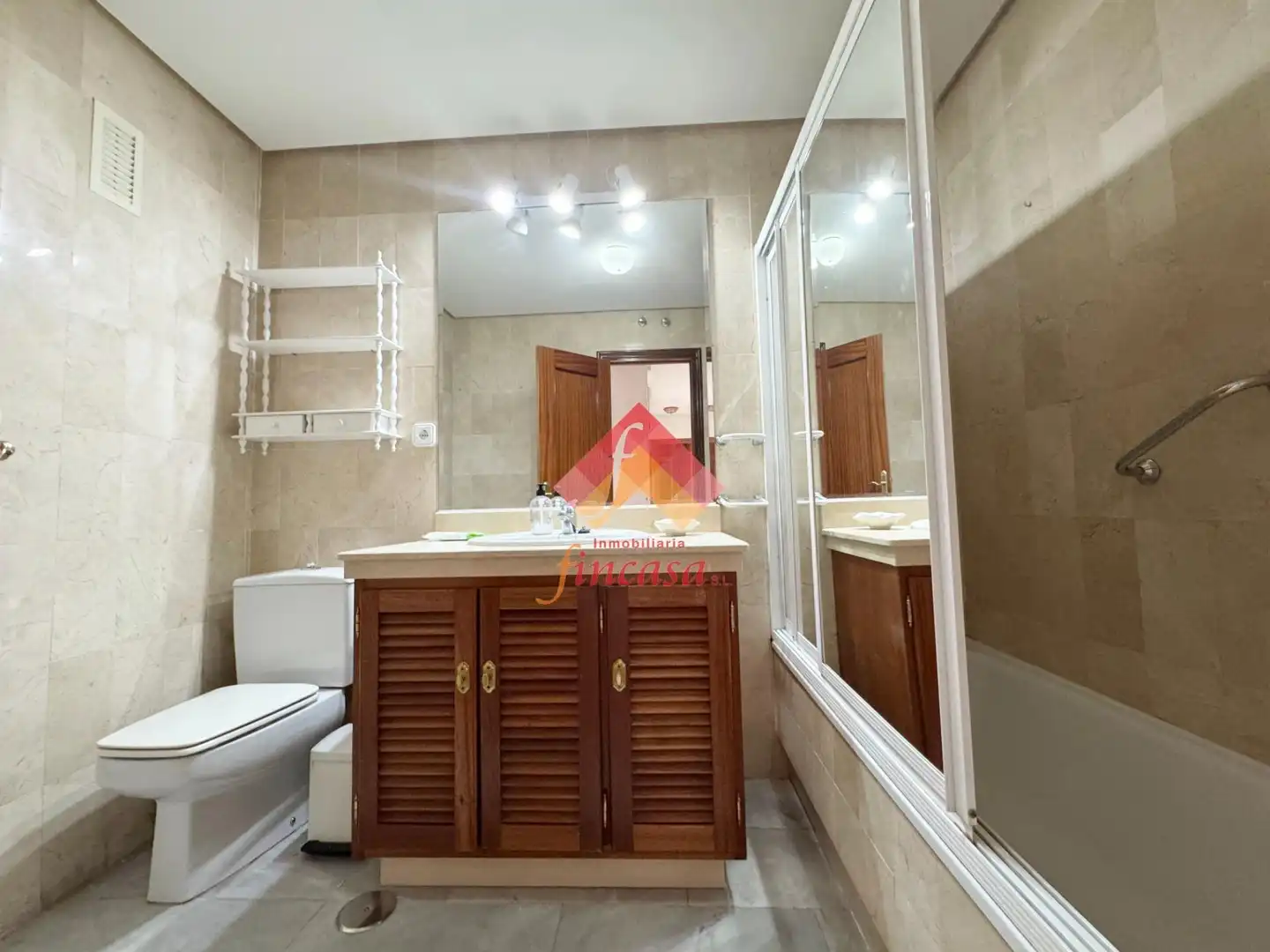 Baño de Piso en venta en Ronda con Calefacción, Trastero y Amueblado