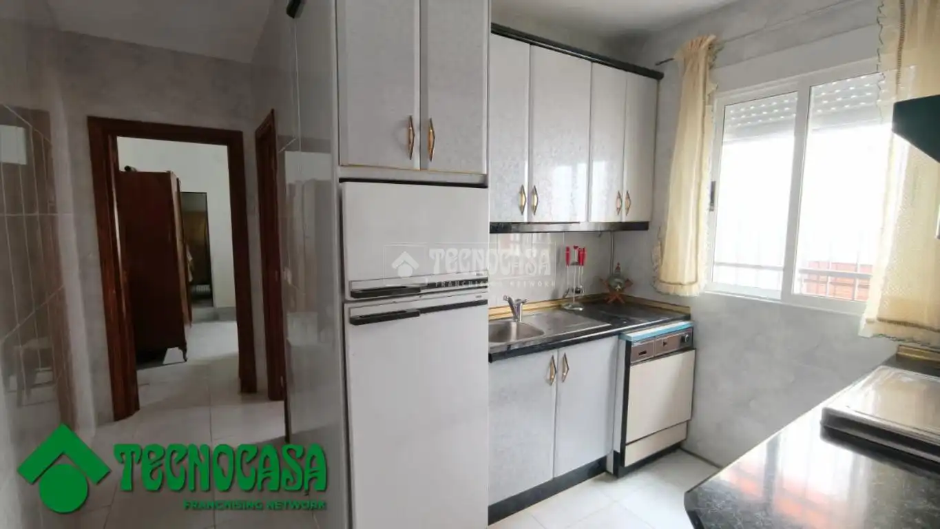 Küche von Einfamilien-Reihenhaus zum Verkauf in La Puebla de Montalbán mit Heizung, Privatgarten und Terrasse