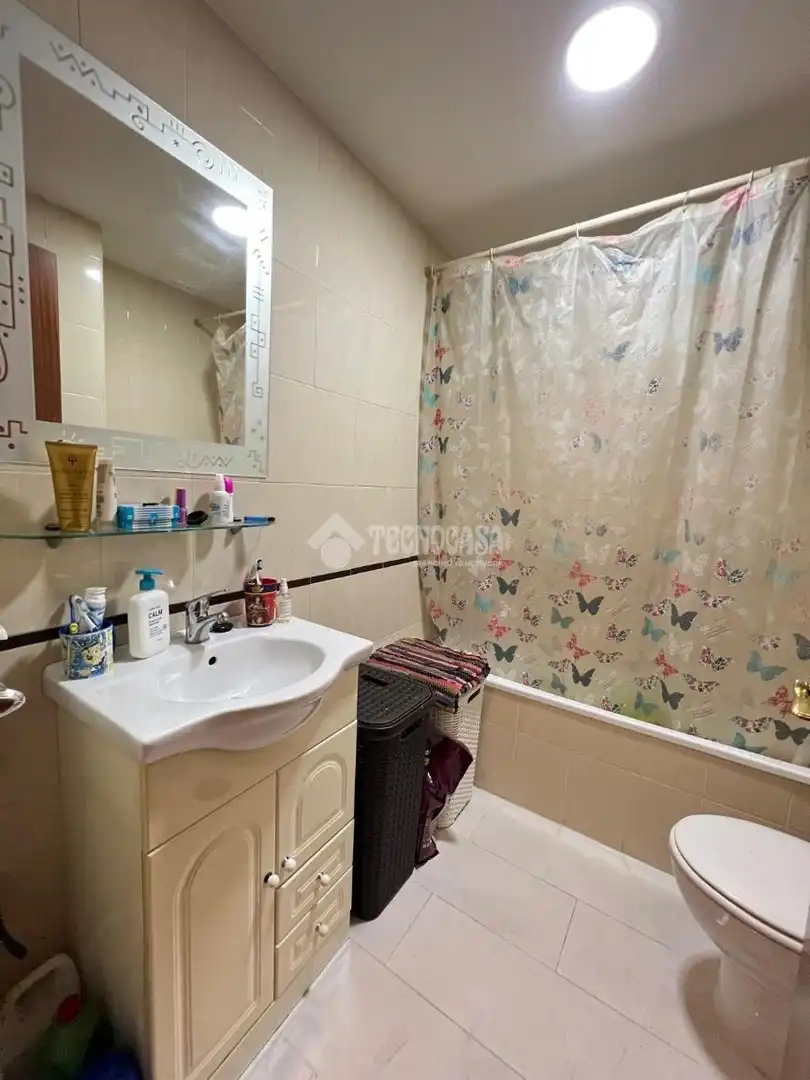 Bathroom of Flat for sale in Dos Hermanas  with Air Conditioner, Heating and Terrace