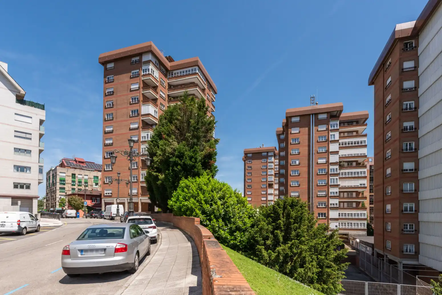 Vista exterior de Pis en venda en Oviedo  amb Calefacció, Parquet i Traster