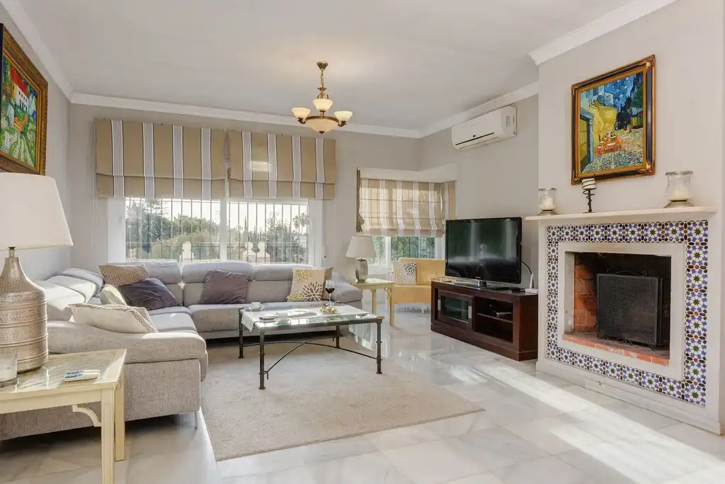 Sala d'estar de Casa o xalet en venda en Mijas amb Aire condicionat, Jardí privat i Terrassa