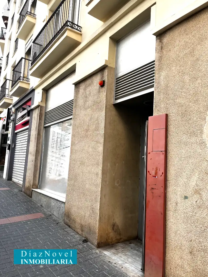 Vista exterior de Local en venda en Vélez-Málaga amb Aire condicionat