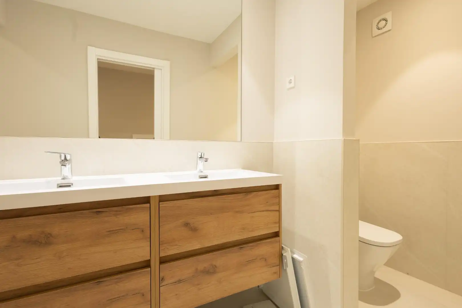Badezimmer von Wohnung zur Miete in Madrid mit Klimaanlage und Heizung