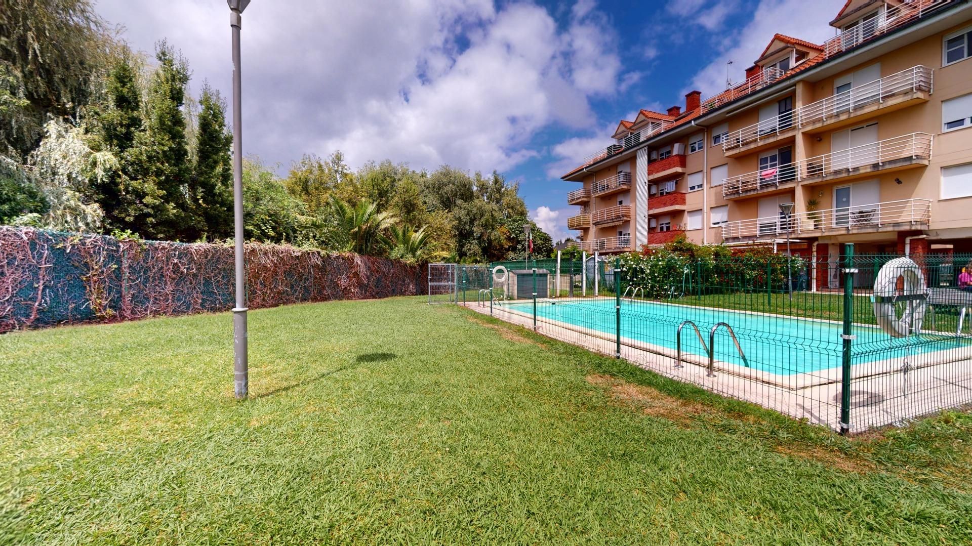 Piscina de Àtic en venda en Santa Cruz de Bezana amb Calefacció, Parquet i Terrassa