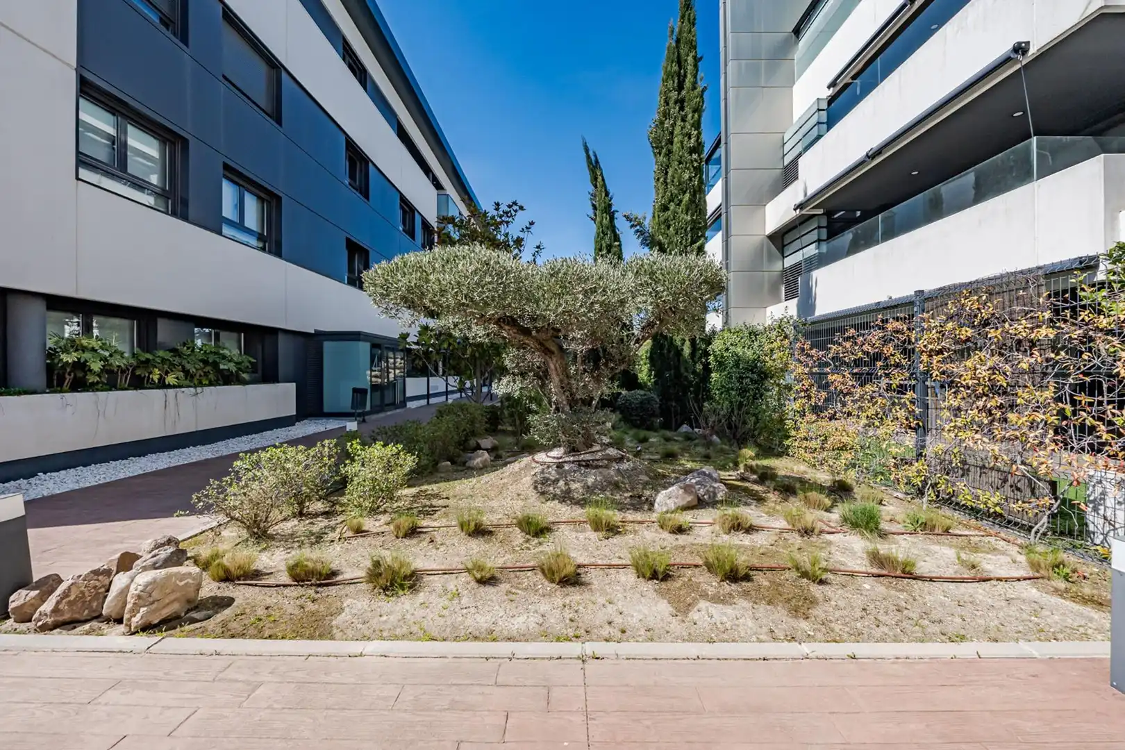 Außenansicht von Wohnung zum Verkauf in Boadilla del Monte mit Klimaanlage, Heizung und Terrasse