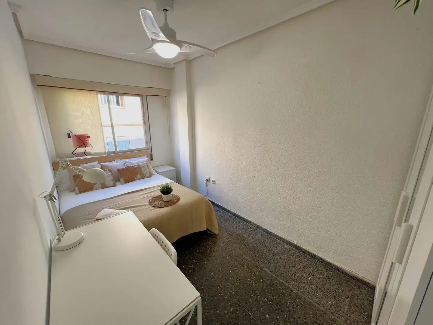 Schlafzimmer von Wohnung zur untervermieten in  Valencia Capital mit Waschmaschine und Fernseher