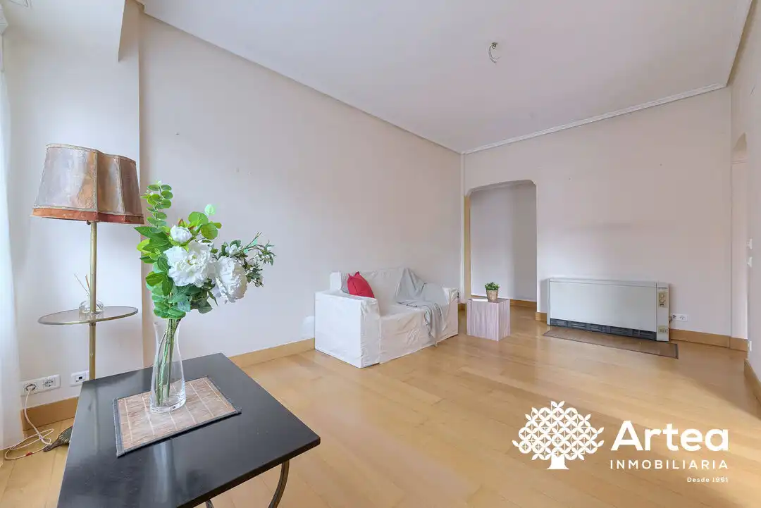 Sala d'estar de Pis en venda en Bilbao  amb Calefacció i Balcó
