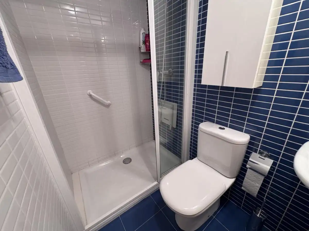Badezimmer von Wohnung zum Verkauf in Llanes mit Heizung, Privatgarten und Terrasse
